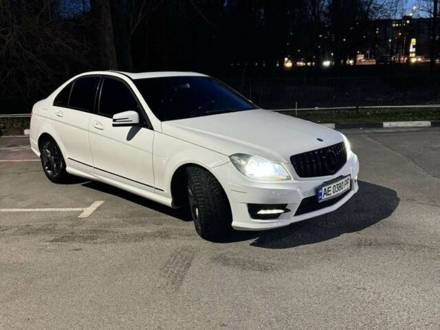 Белый Мерседес 250, объемом двигателя 1.8 л и пробегом 154 тыс. км за 14250 $, фото 7 на Automoto.ua