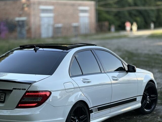 Білий Мерседес 250, об'ємом двигуна 1.8 л та пробігом 230 тис. км за 12555 $, фото 4 на Automoto.ua