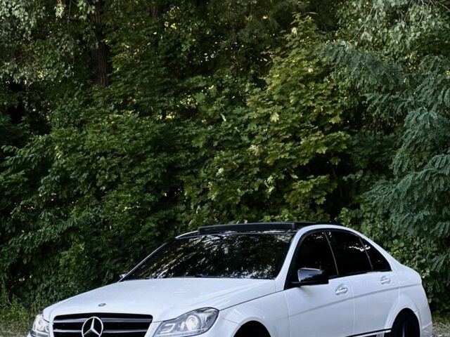 Білий Мерседес 250, об'ємом двигуна 1.8 л та пробігом 230 тис. км за 12555 $, фото 2 на Automoto.ua