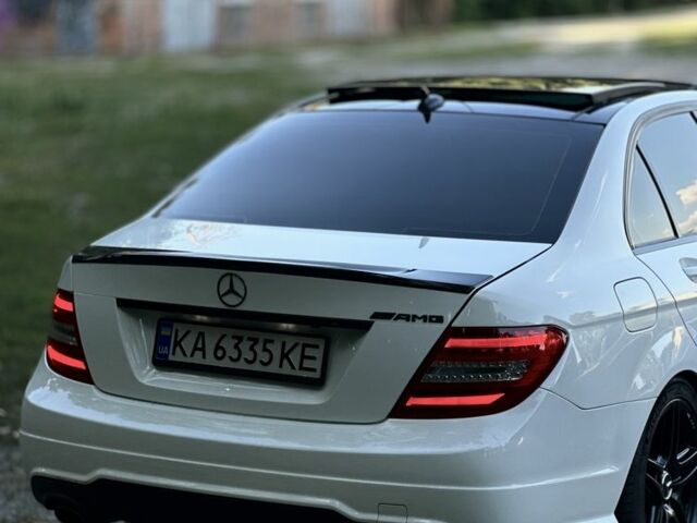 Білий Мерседес 250, об'ємом двигуна 1.8 л та пробігом 230 тис. км за 12555 $, фото 5 на Automoto.ua