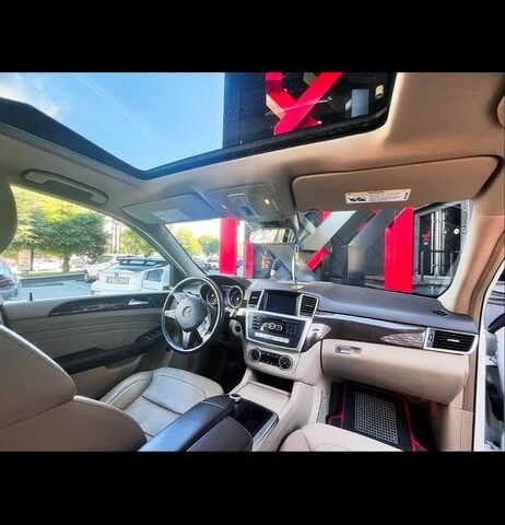 Белый Мерседес 250, объемом двигателя 2.1 л и пробегом 297 тыс. км за 22900 $, фото 5 на Automoto.ua