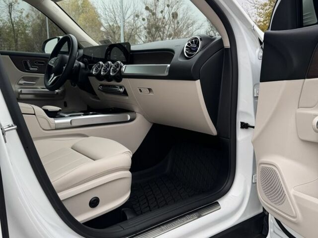 Белый Мерседес 250, объемом двигателя 2 л и пробегом 36 тыс. км за 49000 $, фото 10 на Automoto.ua