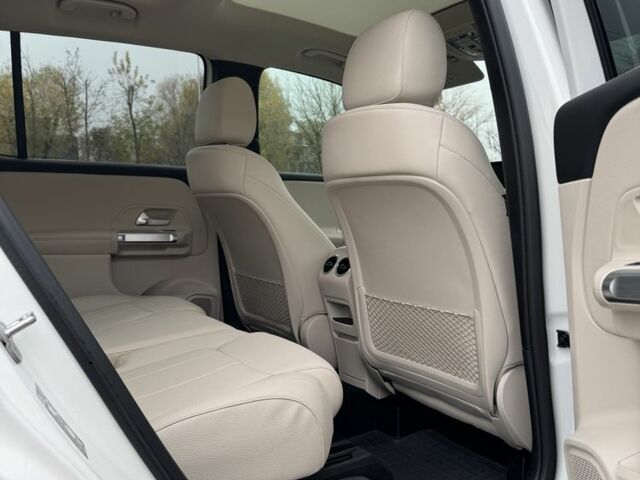 Белый Мерседес 250, объемом двигателя 2 л и пробегом 36 тыс. км за 49000 $, фото 13 на Automoto.ua