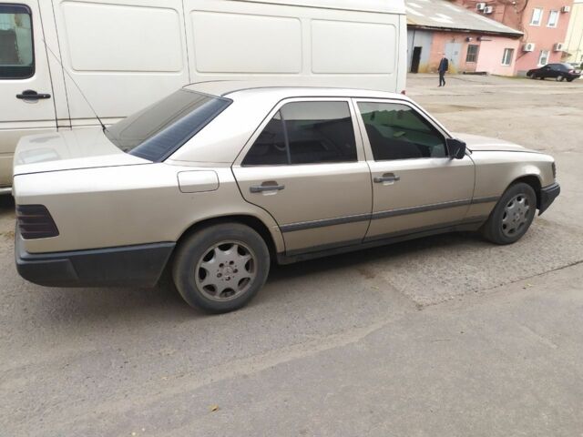 Бежевый Мерседес 250, объемом двигателя 2.5 л и пробегом 600 тыс. км за 2000 $, фото 1 на Automoto.ua