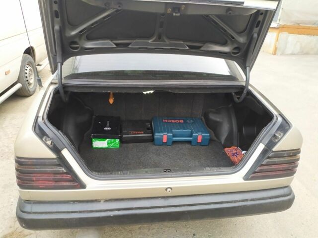 Бежевый Мерседес 250, объемом двигателя 2.5 л и пробегом 600 тыс. км за 2000 $, фото 3 на Automoto.ua