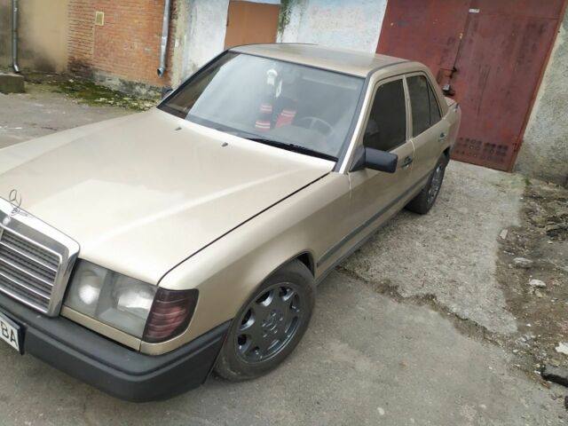 Бежевый Мерседес 250, объемом двигателя 2.5 л и пробегом 600 тыс. км за 2000 $, фото 4 на Automoto.ua