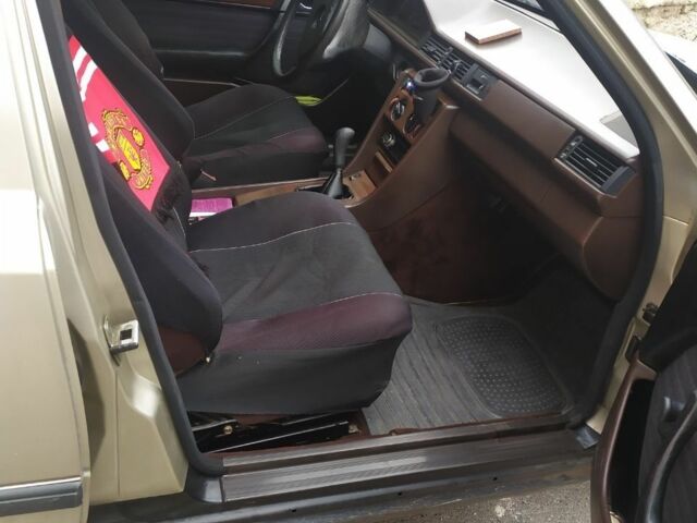 Бежевый Мерседес 250, объемом двигателя 2.5 л и пробегом 600 тыс. км за 2000 $, фото 6 на Automoto.ua