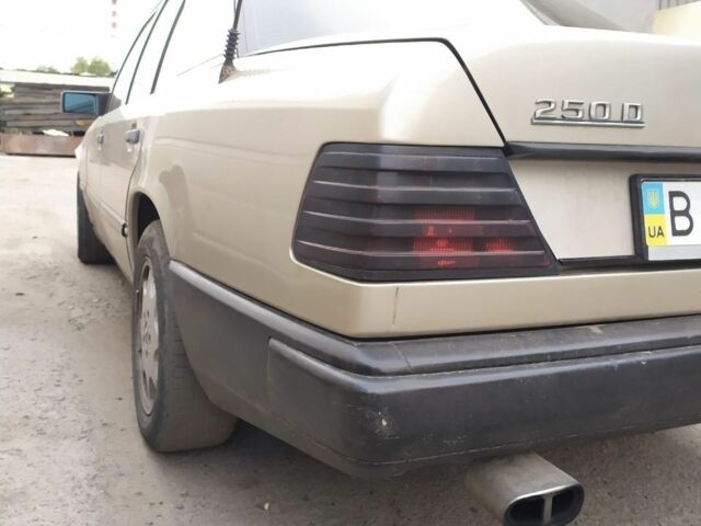 Бежевый Мерседес 250, объемом двигателя 2.5 л и пробегом 600 тыс. км за 2000 $, фото 2 на Automoto.ua