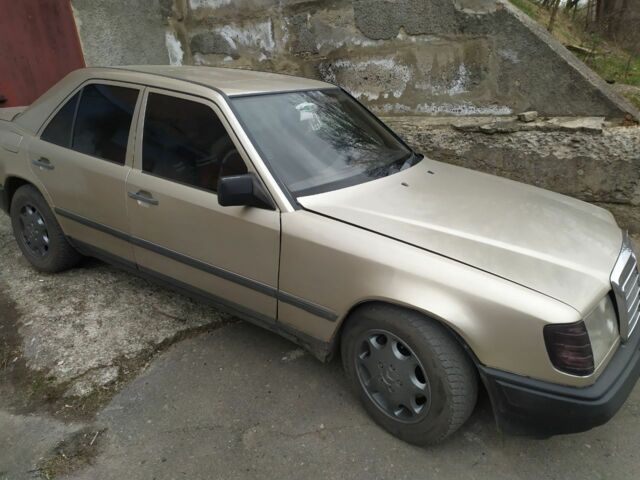 Бежевый Мерседес 250, объемом двигателя 2.5 л и пробегом 600 тыс. км за 2000 $, фото 5 на Automoto.ua