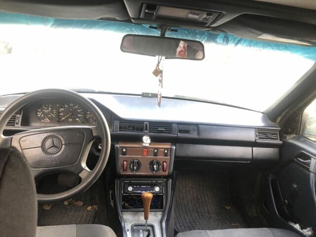 Черный Мерседес 250, объемом двигателя 2.5 л и пробегом 450 тыс. км за 1500 $, фото 3 на Automoto.ua
