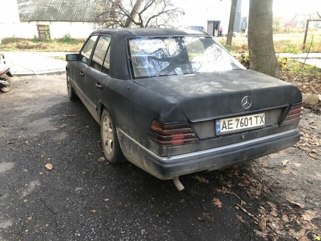 Черный Мерседес 250, объемом двигателя 2.5 л и пробегом 450 тыс. км за 1500 $, фото 1 на Automoto.ua