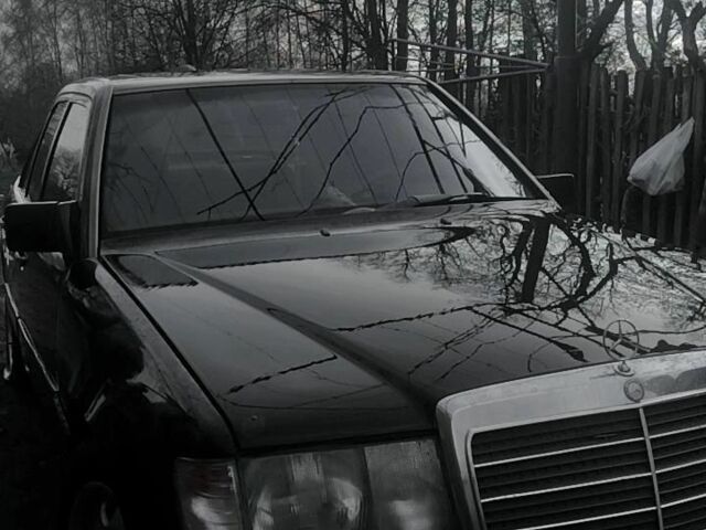 Черный Мерседес 250, объемом двигателя 2.5 л и пробегом 300 тыс. км за 2400 $, фото 2 на Automoto.ua