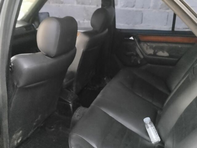 Черный Мерседес 250, объемом двигателя 2.5 л и пробегом 300 тыс. км за 2400 $, фото 5 на Automoto.ua