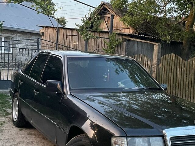 Черный Мерседес 250, объемом двигателя 2.5 л и пробегом 300 тыс. км за 2400 $, фото 9 на Automoto.ua