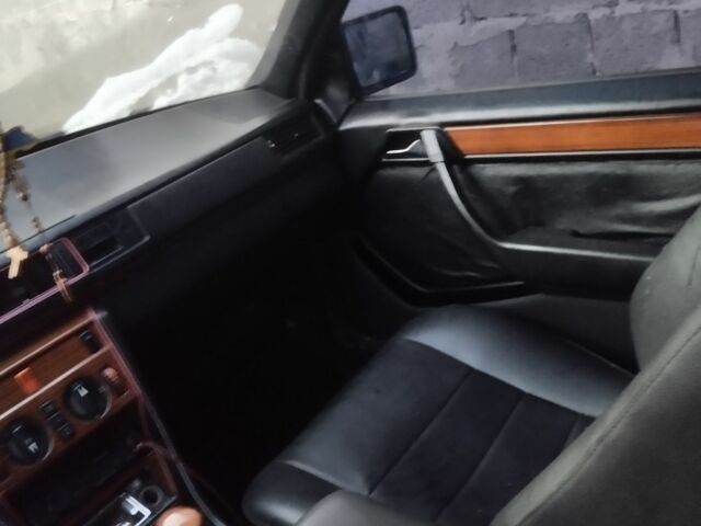 Черный Мерседес 250, объемом двигателя 2.5 л и пробегом 300 тыс. км за 2400 $, фото 3 на Automoto.ua