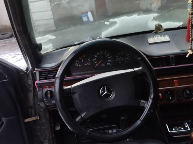 Черный Мерседес 250, объемом двигателя 2.5 л и пробегом 300 тыс. км за 2400 $, фото 4 на Automoto.ua