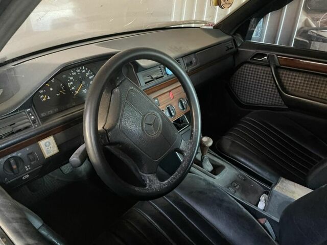 Чорний Мерседес 250, об'ємом двигуна 2.5 л та пробігом 450 тис. км за 850 $, фото 9 на Automoto.ua