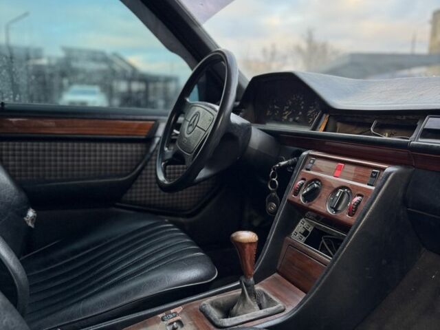 Черный Мерседес 250, объемом двигателя 2.5 л и пробегом 400 тыс. км за 1999 $, фото 7 на Automoto.ua