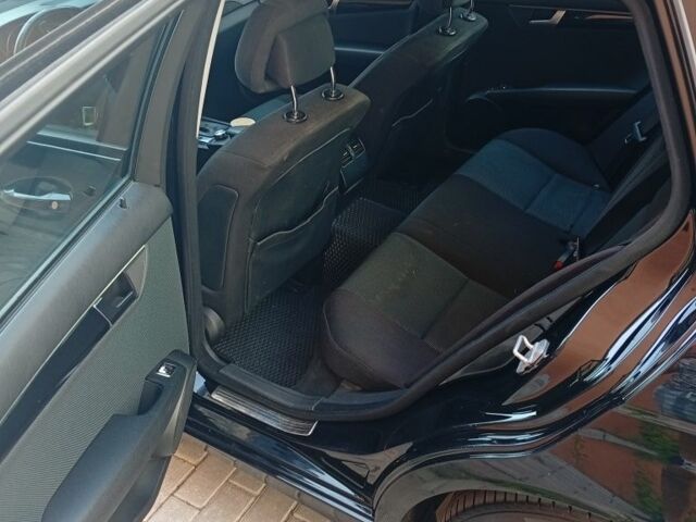 Чорний Мерседес 250, об'ємом двигуна 2.1 л та пробігом 298 тис. км за 9000 $, фото 4 на Automoto.ua