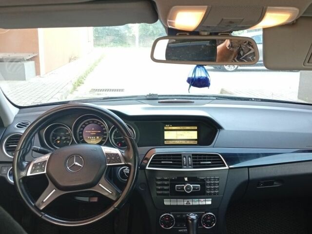 Чорний Мерседес 250, об'ємом двигуна 2.1 л та пробігом 298 тис. км за 9000 $, фото 5 на Automoto.ua