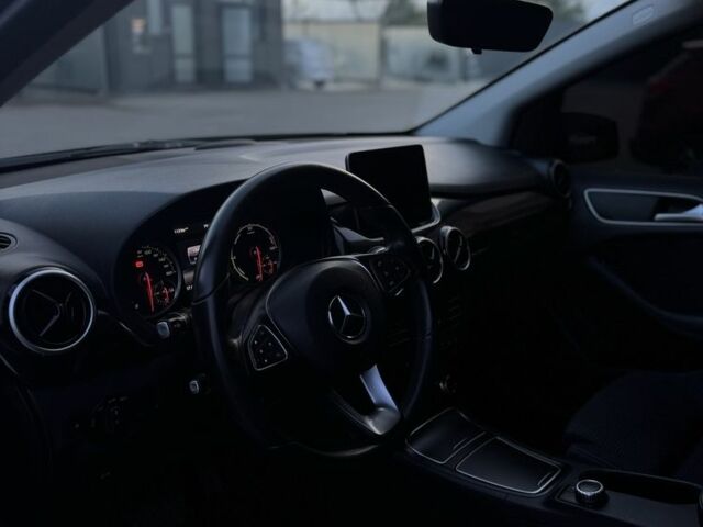 Чорний Мерседес 250, об'ємом двигуна 0 л та пробігом 147 тис. км за 10900 $, фото 7 на Automoto.ua