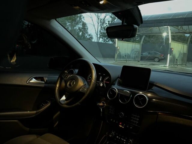 Чорний Мерседес 250, об'ємом двигуна 0 л та пробігом 147 тис. км за 10900 $, фото 9 на Automoto.ua