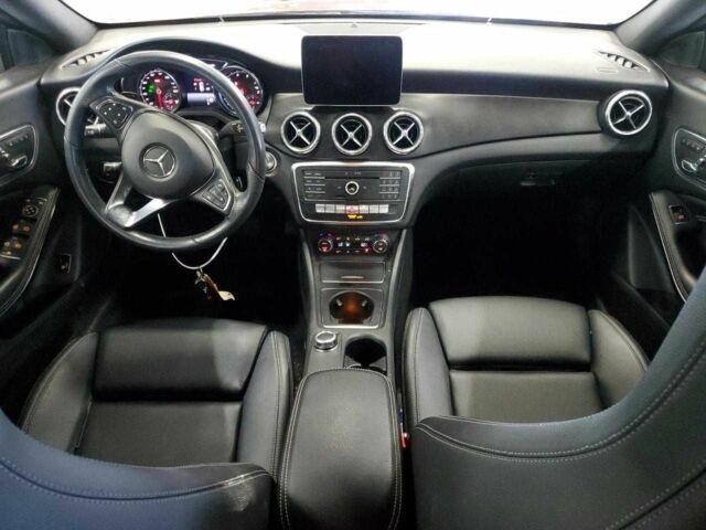 Красный Мерседес 250, объемом двигателя 2 л и пробегом 50 тыс. км за 3500 $, фото 7 на Automoto.ua