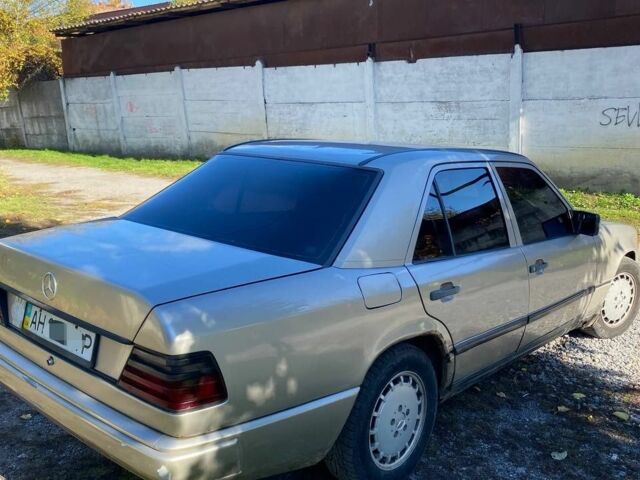 Серый Мерседес 250, объемом двигателя 2.5 л и пробегом 400 тыс. км за 1207 $, фото 1 на Automoto.ua