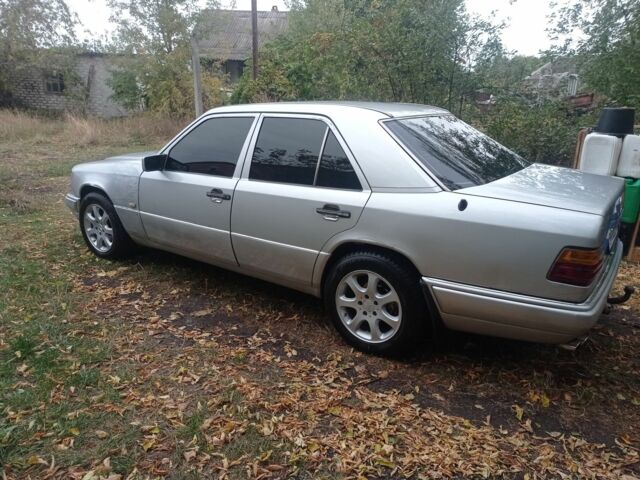 Серый Мерседес 250, объемом двигателя 0 л и пробегом 300 тыс. км за 3000 $, фото 1 на Automoto.ua