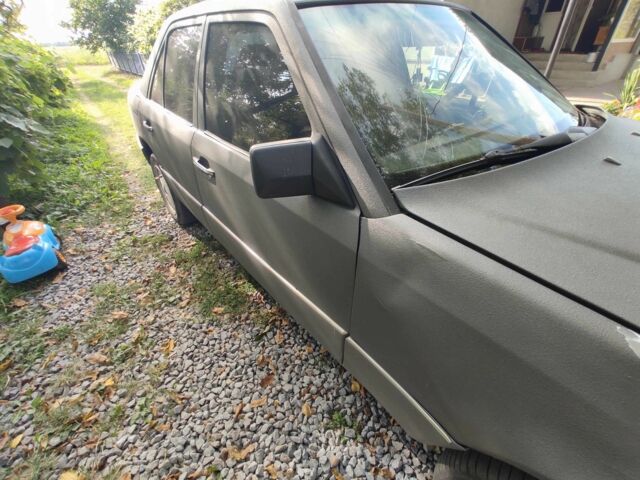 Серый Мерседес 250, объемом двигателя 2.5 л и пробегом 407 тыс. км за 2500 $, фото 8 на Automoto.ua