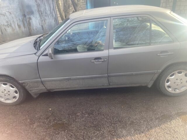 Серый Мерседес 250, объемом двигателя 2.5 л и пробегом 1000 тыс. км за 2200 $, фото 2 на Automoto.ua