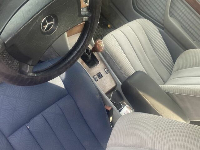 Серый Мерседес 250, объемом двигателя 2.5 л и пробегом 1000 тыс. км за 2200 $, фото 5 на Automoto.ua