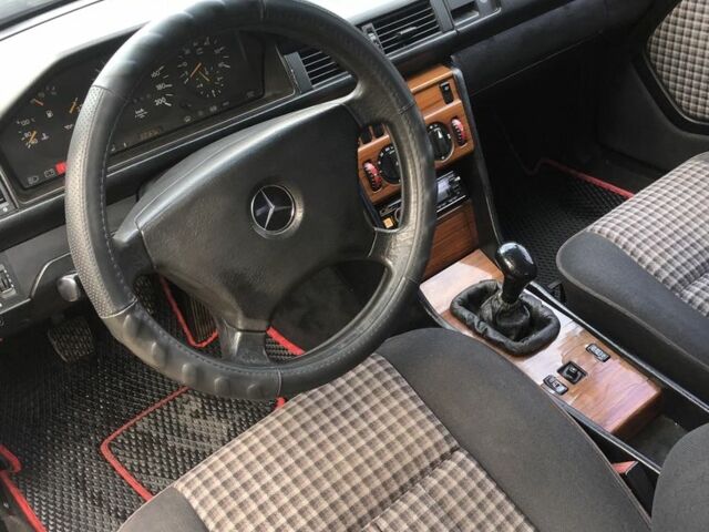 Сірий Мерседес 250, об'ємом двигуна 2.5 л та пробігом 494 тис. км за 3500 $, фото 6 на Automoto.ua