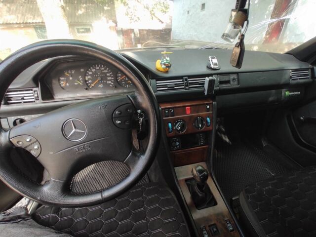 Серый Мерседес 250, объемом двигателя 2.5 л и пробегом 407 тыс. км за 2500 $, фото 10 на Automoto.ua