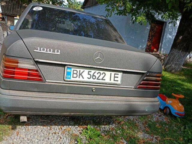 Серый Мерседес 250, объемом двигателя 2.5 л и пробегом 407 тыс. км за 2500 $, фото 2 на Automoto.ua