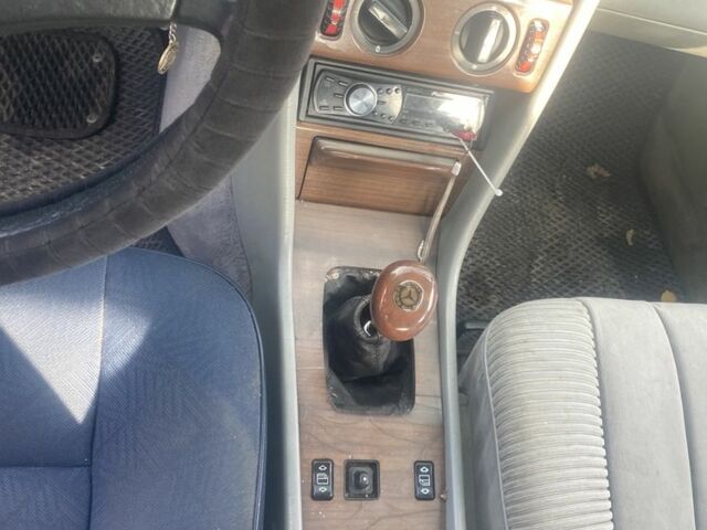 Серый Мерседес 250, объемом двигателя 2.5 л и пробегом 1000 тыс. км за 2200 $, фото 4 на Automoto.ua