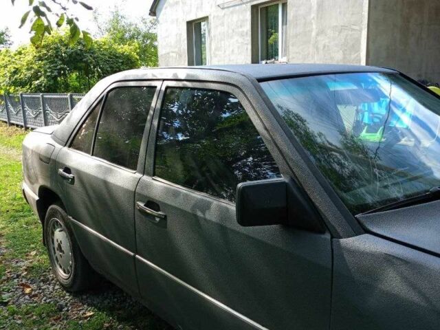 Серый Мерседес 250, объемом двигателя 2.5 л и пробегом 407 тыс. км за 2500 $, фото 1 на Automoto.ua