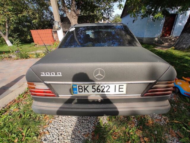 Серый Мерседес 250, объемом двигателя 2.5 л и пробегом 407 тыс. км за 2500 $, фото 7 на Automoto.ua