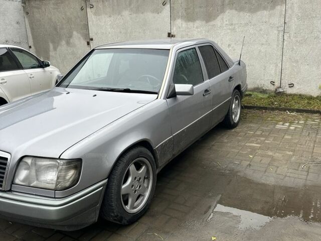 Серый Мерседес 250, объемом двигателя 2.5 л и пробегом 350 тыс. км за 3800 $, фото 2 на Automoto.ua