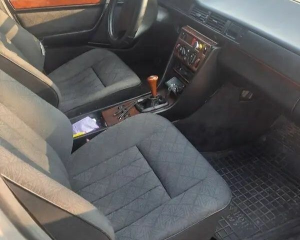 Мерседес 250 1993 в Звенигородка на Automoto.ua Серый Мерседес 250, объемом двигателя 2.5 л и пробегом 340 тыс. км за 1300 $, фото 4 на Automoto.ua