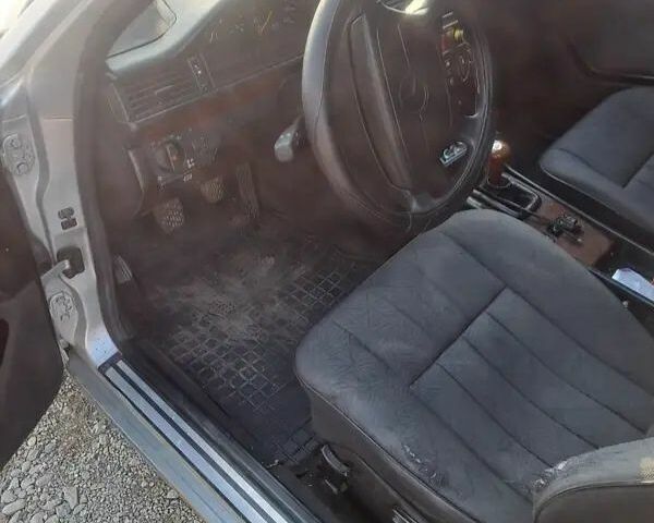 Мерседес 250 1993 в Звенигородка на Automoto.ua Серый Мерседес 250, объемом двигателя 2.5 л и пробегом 340 тыс. км за 1300 $, фото 3 на Automoto.ua