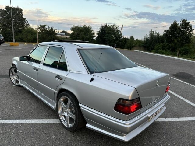 Серый Мерседес 250, объемом двигателя 2.5 л и пробегом 550 тыс. км за 6400 $, фото 2 на Automoto.ua