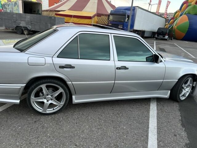 Серый Мерседес 250, объемом двигателя 2.5 л и пробегом 550 тыс. км за 6400 $, фото 1 на Automoto.ua