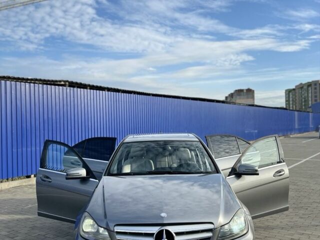 Сірий Мерседес 250, об'ємом двигуна 1.8 л та пробігом 243 тис. км за 8999 $, фото 2 на Automoto.ua