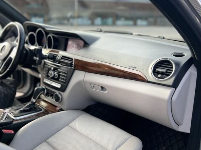 Сірий Мерседес 250, об'ємом двигуна 1.8 л та пробігом 243 тис. км за 8999 $, фото 6 на Automoto.ua