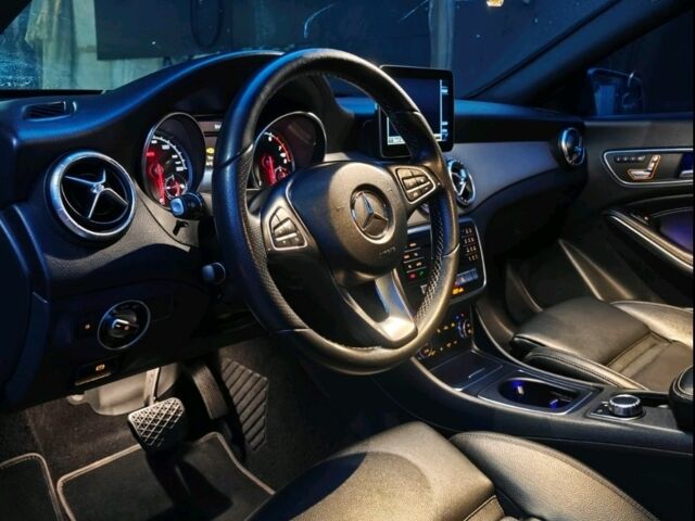 Сірий Мерседес 250, об'ємом двигуна 2 л та пробігом 130 тис. км за 16800 $, фото 6 на Automoto.ua