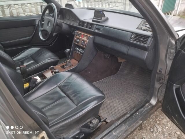 Серый Мерседес 250, объемом двигателя 2.5 л и пробегом 374 тыс. км за 1800 $, фото 8 на Automoto.ua