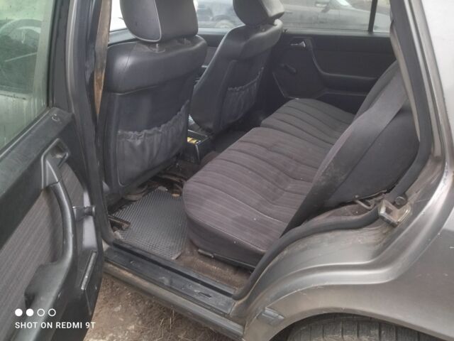 Серый Мерседес 250, объемом двигателя 2.5 л и пробегом 374 тыс. км за 1800 $, фото 11 на Automoto.ua