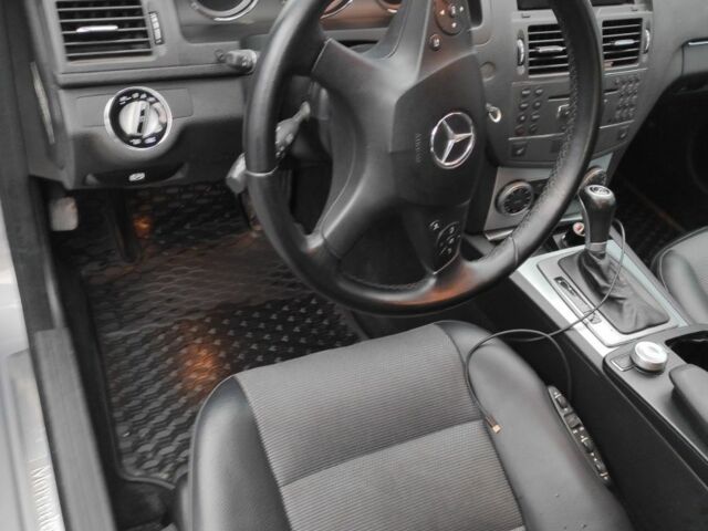 Серый Мерседес 250, объемом двигателя 2 л и пробегом 381 тыс. км за 9000 $, фото 4 на Automoto.ua