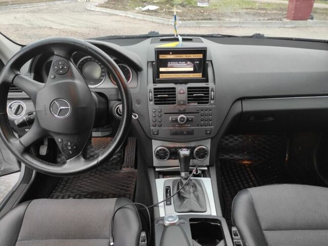 Серый Мерседес 250, объемом двигателя 2 л и пробегом 381 тыс. км за 9000 $, фото 1 на Automoto.ua